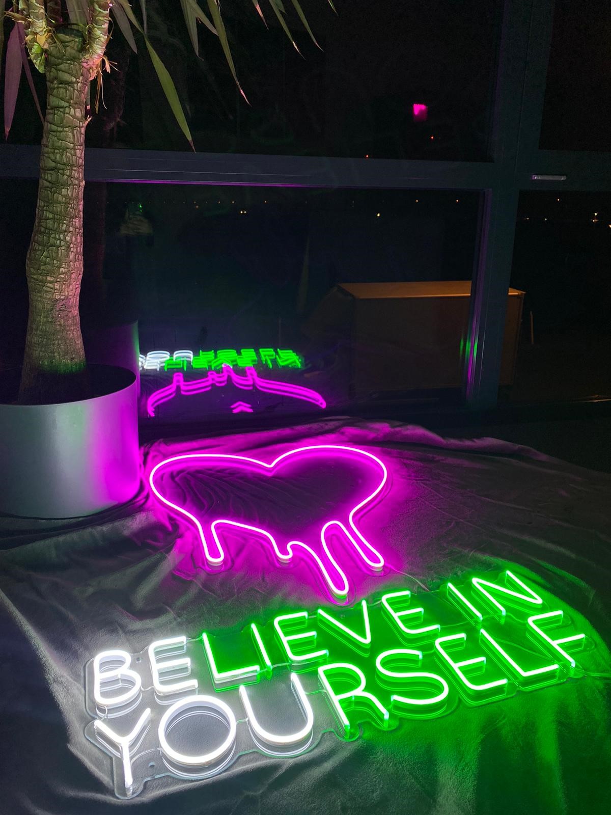 LED meubelen | Verlichte tafels, LED stoelen, LED banken LED meubels - Neon Sign kopen? Specialist in Neon & LED schermen | LEDreclamebords.nl